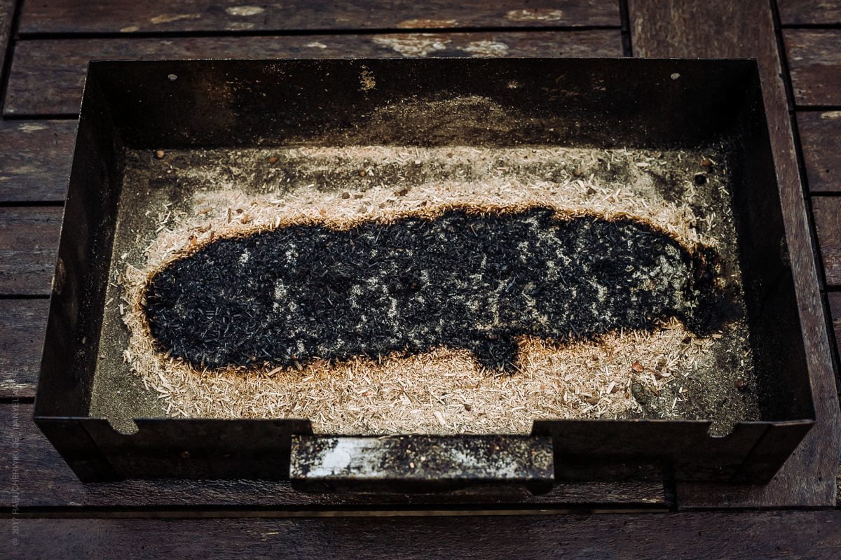 Das Räuchermehl ist nur unvollständig verglimmt. Die Brenndauer war ca. 6 Stunden.