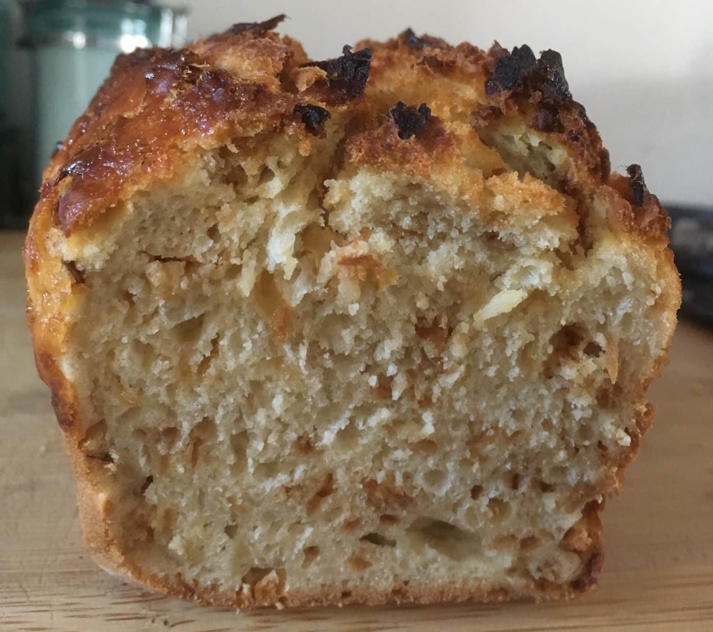 Buttermilch-Zwiebelbrot im Anschnitt