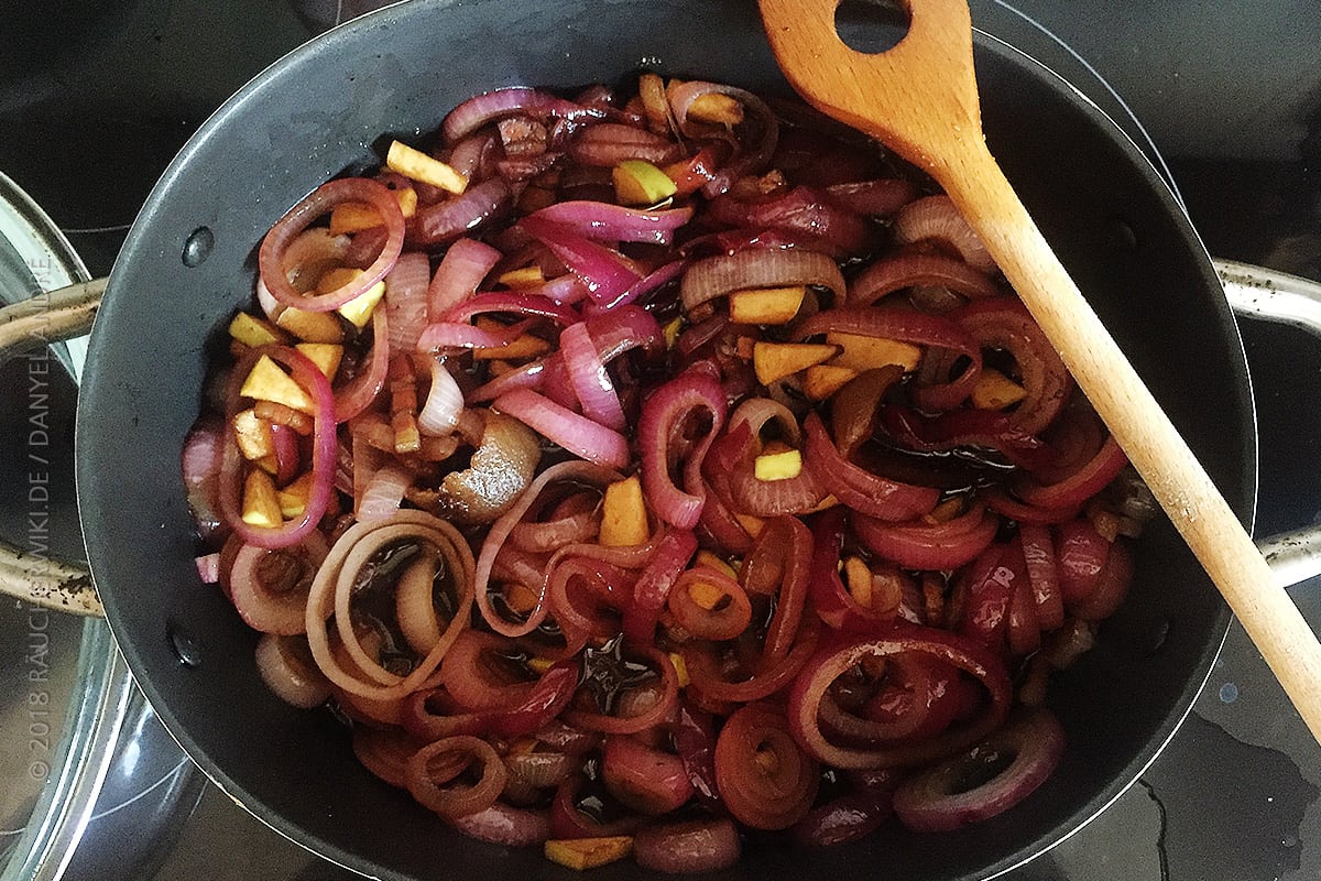 Apfel-Zwiebel Chutney aus dem Dutch Oven