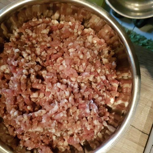 Fertig gewolftes Fleisch für die Pfefferwurst