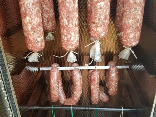 Hier hängt die Pfefferwurst im SMOKI Räucherofen