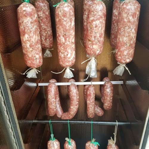 Hier hängt die Pfefferwurst im SMOKI Räucherofen