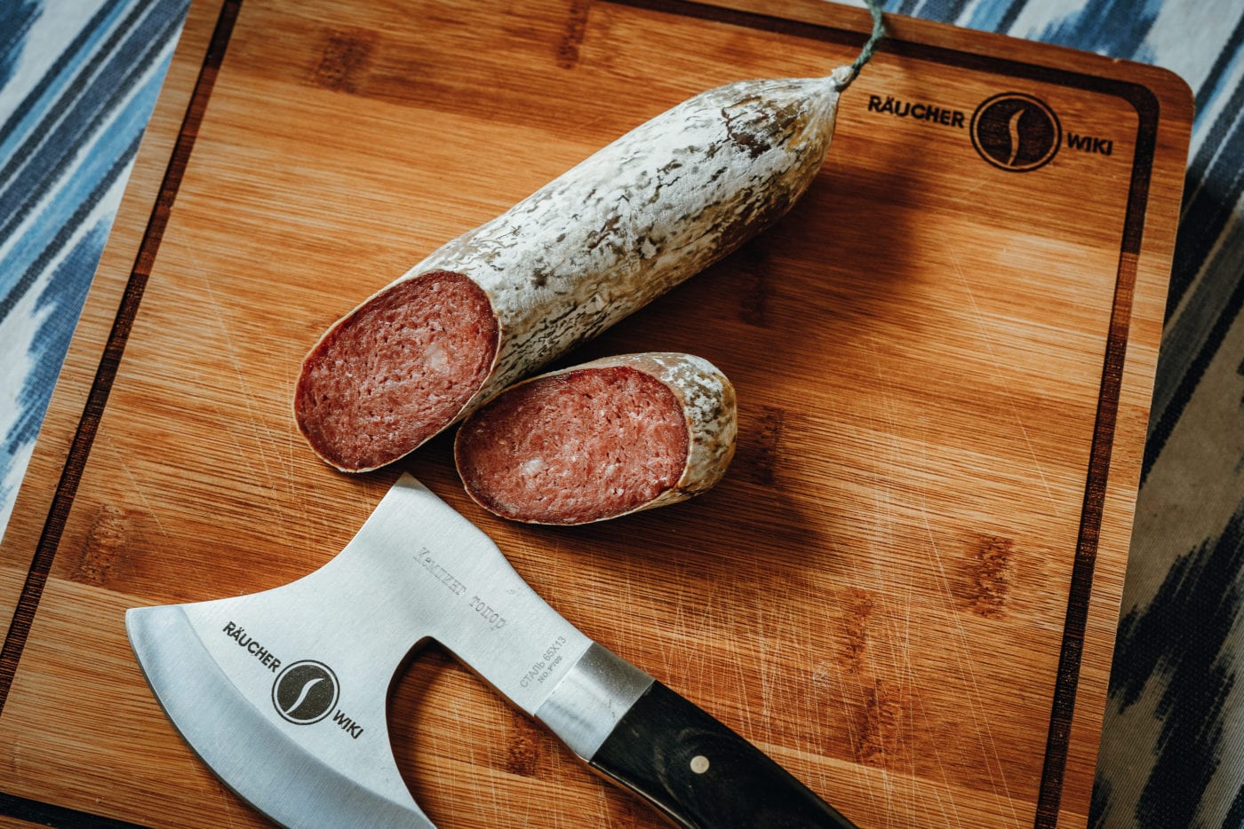 Es geht auch ohne Räuchern. Hier liegt das Räucherwiki-Beil neben einer Salami mit Edelschimmel.