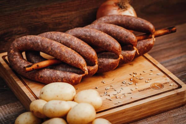 Eine leckere Bregenwurst mit frischen Zwiebeln, Knoblauch, Nelken und Piment.