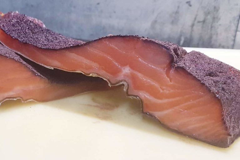 Lachs aus dem Kaltrauch mit einem Sauerkirsch-Johannisbeer-Mantel