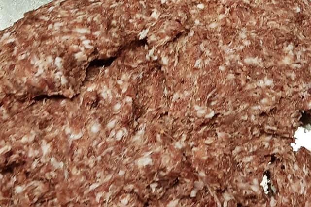Das fertige Brät für die Wildschwein-Salamis hat eine gute Bindung