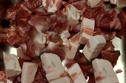 Wildschweinsalami - das Fleisch ist für den Fleischwolf in Stücke geschnitten