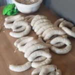 Frisch abgefüllte Weißwurst im Naturdarm