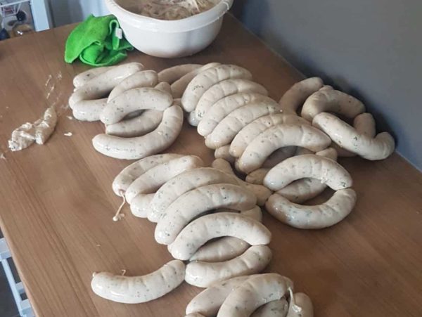 Frisch abgefüllte Weißwurst im Naturdarm