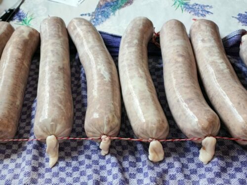 Salami Pur Porc abgefüllt und über Kopf abgebunden