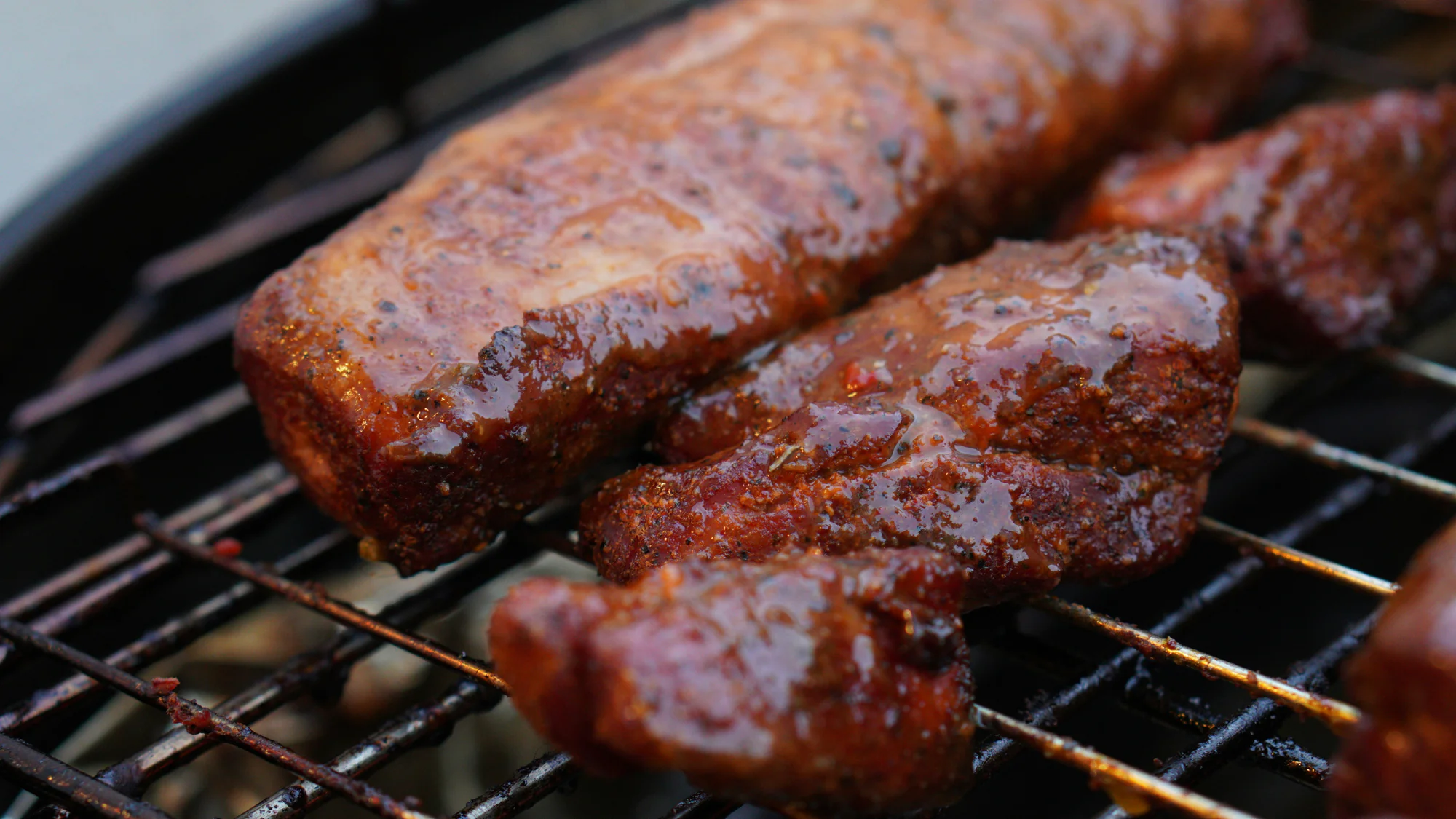 Mariniertes Grillfleisch auf einem Holzkohlegrill