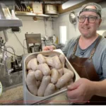 Danyel in seiner Wurstküche zeigt frisch gemachte Weißwürste