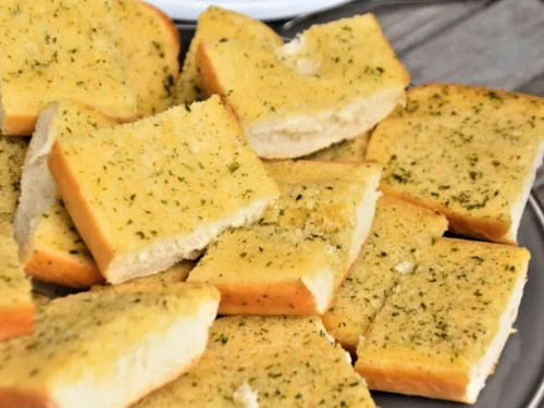 Mit dieser tollen Knoblauchcreme gelingt dir das beste Knobibrot auch zuhause