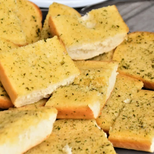 Mit dieser tollen Knoblauchcreme gelingt dir das beste Knobibrot auch zuhause