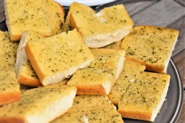 Mit dieser tollen Knoblauchcreme gelingt dir das beste Knobibrot auch zuhause