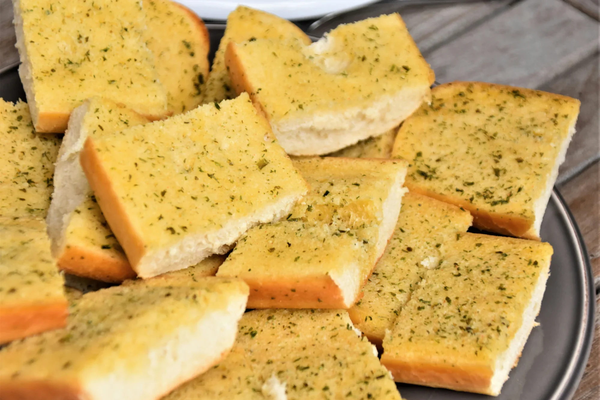 Mit dieser tollen Knoblauchcreme gelingt dir das beste Knobibrot auch zuhause