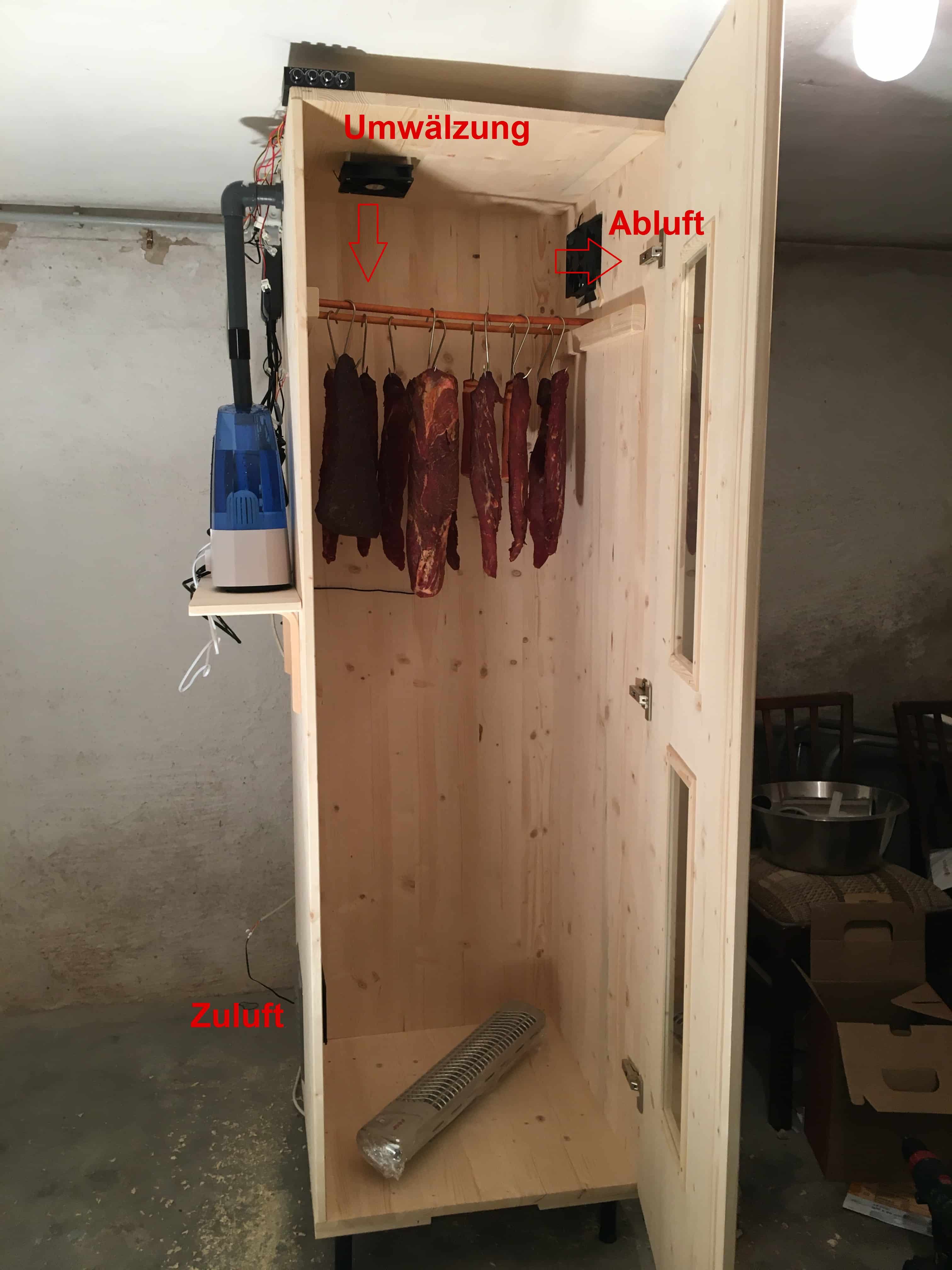 Reifen von Salami und Schinken in selbstgebautem Reifeschrank